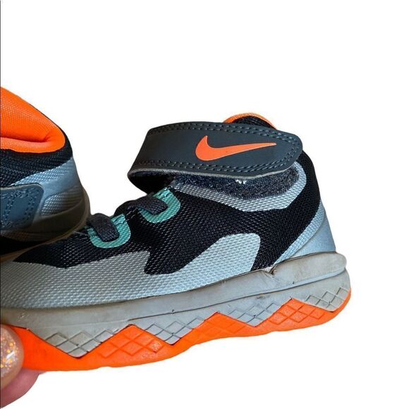 Nike • BABY Lebron James Basketball Shoes 5C Toddler Boys - Picture 4 of 9